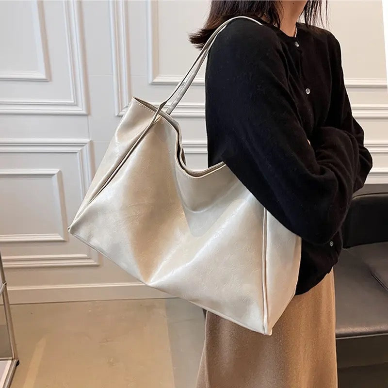 VALENTINA | BORSA HOBO ELEGANTE DAL DESIGN MODERNO