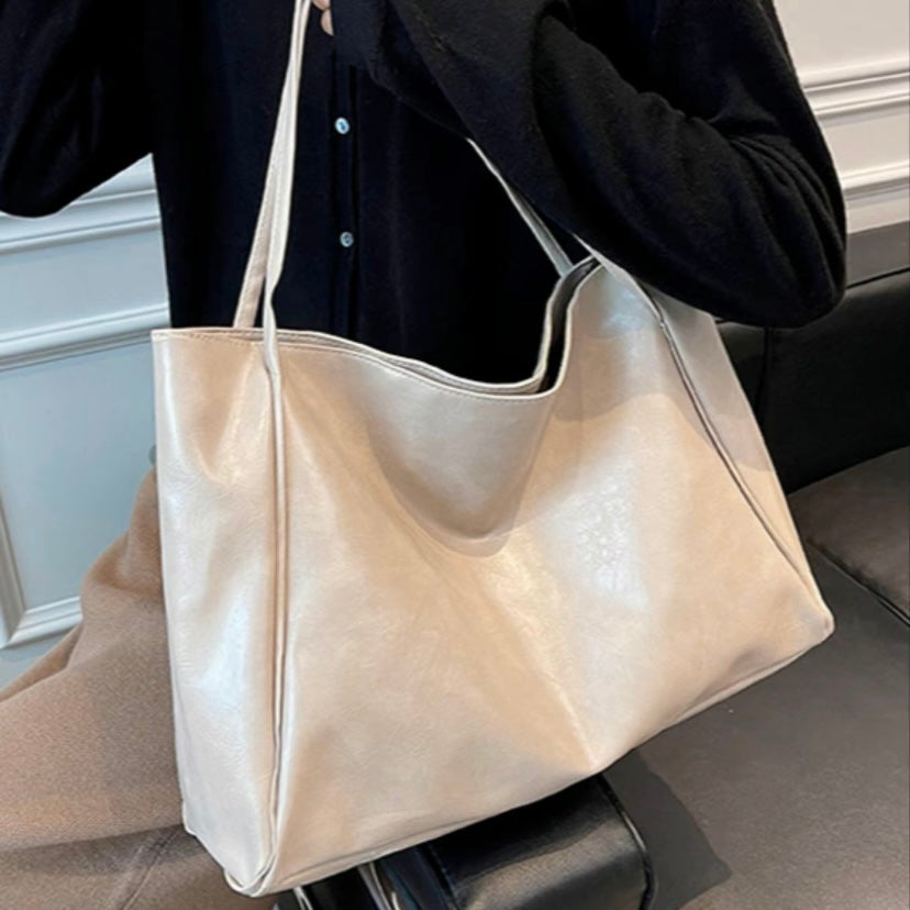 VALENTINA | BORSA HOBO ELEGANTE DAL DESIGN MODERNO