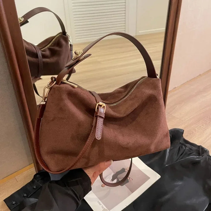 MALIKA | BORSA HOBO IN SUEDE DALLO STILE ESSENZIALE