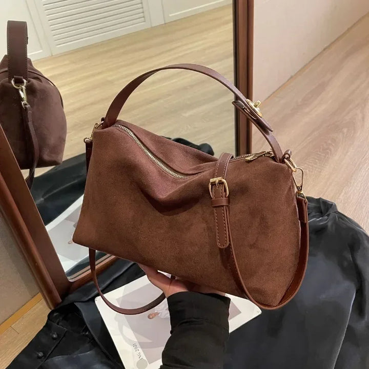 MALIKA | BORSA HOBO IN SUEDE DALLO STILE ESSENZIALE