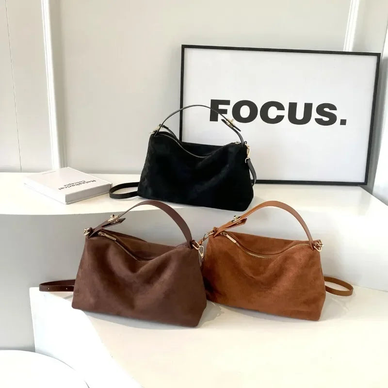 MALIKA | BORSA HOBO IN SUEDE DALLO STILE ESSENZIALE