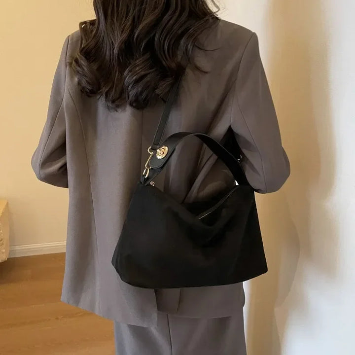 MALIKA | BORSA HOBO IN SUEDE DALLO STILE ESSENZIALE