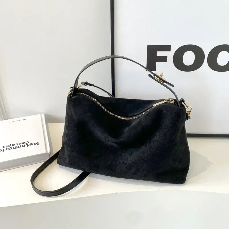 MALIKA | BORSA HOBO IN SUEDE DALLO STILE ESSENZIALE