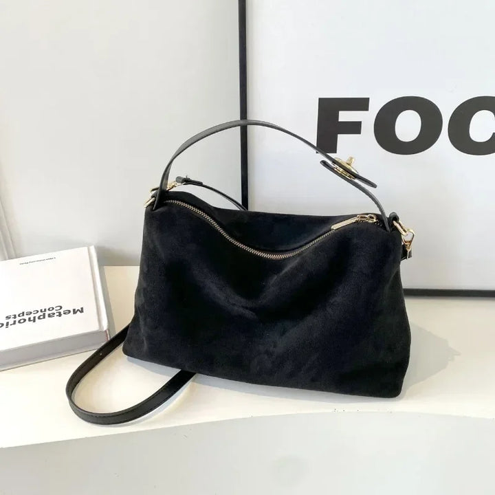 MALIKA | BORSA HOBO IN SUEDE DALLO STILE ESSENZIALE