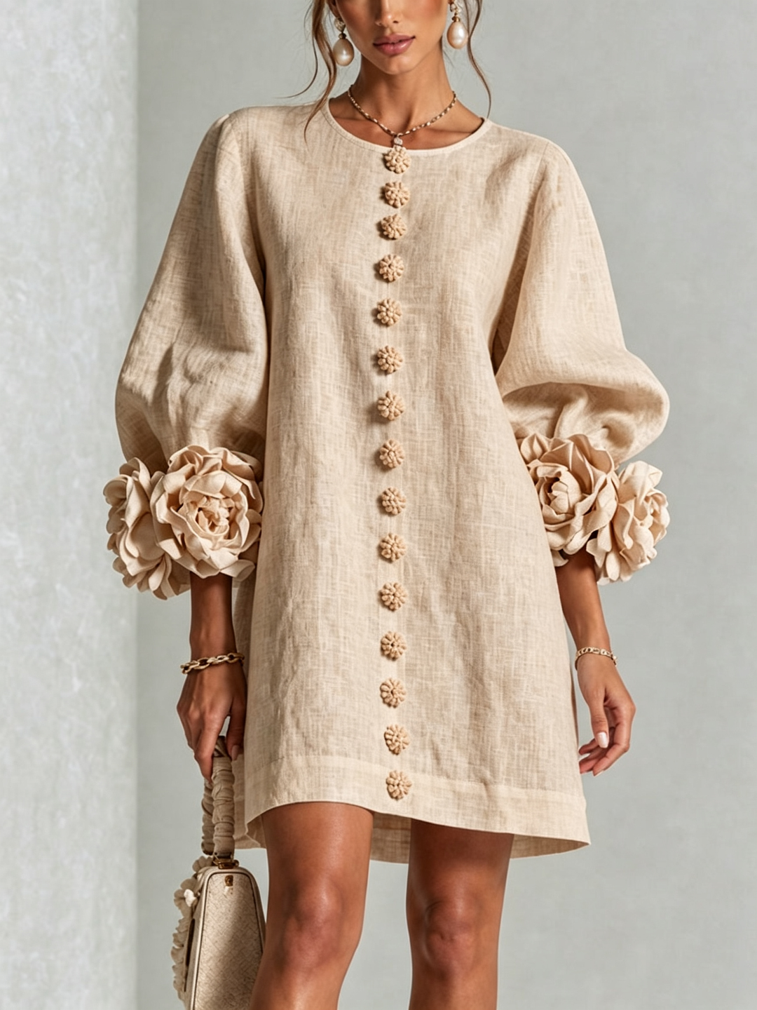 Beatrice | Abito Mini Beige con Rose 3D ai Polsini